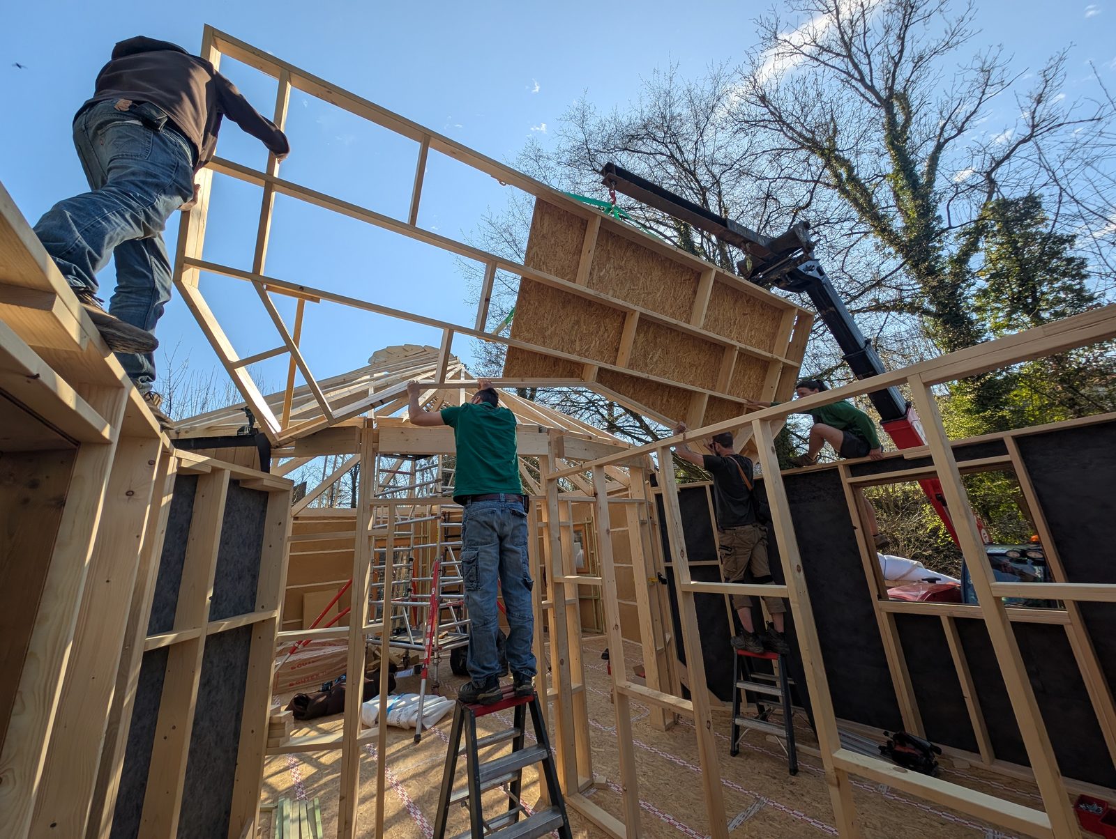 L'équipe BeYurt assemble la charpente bois d'une yourte sur chantier.