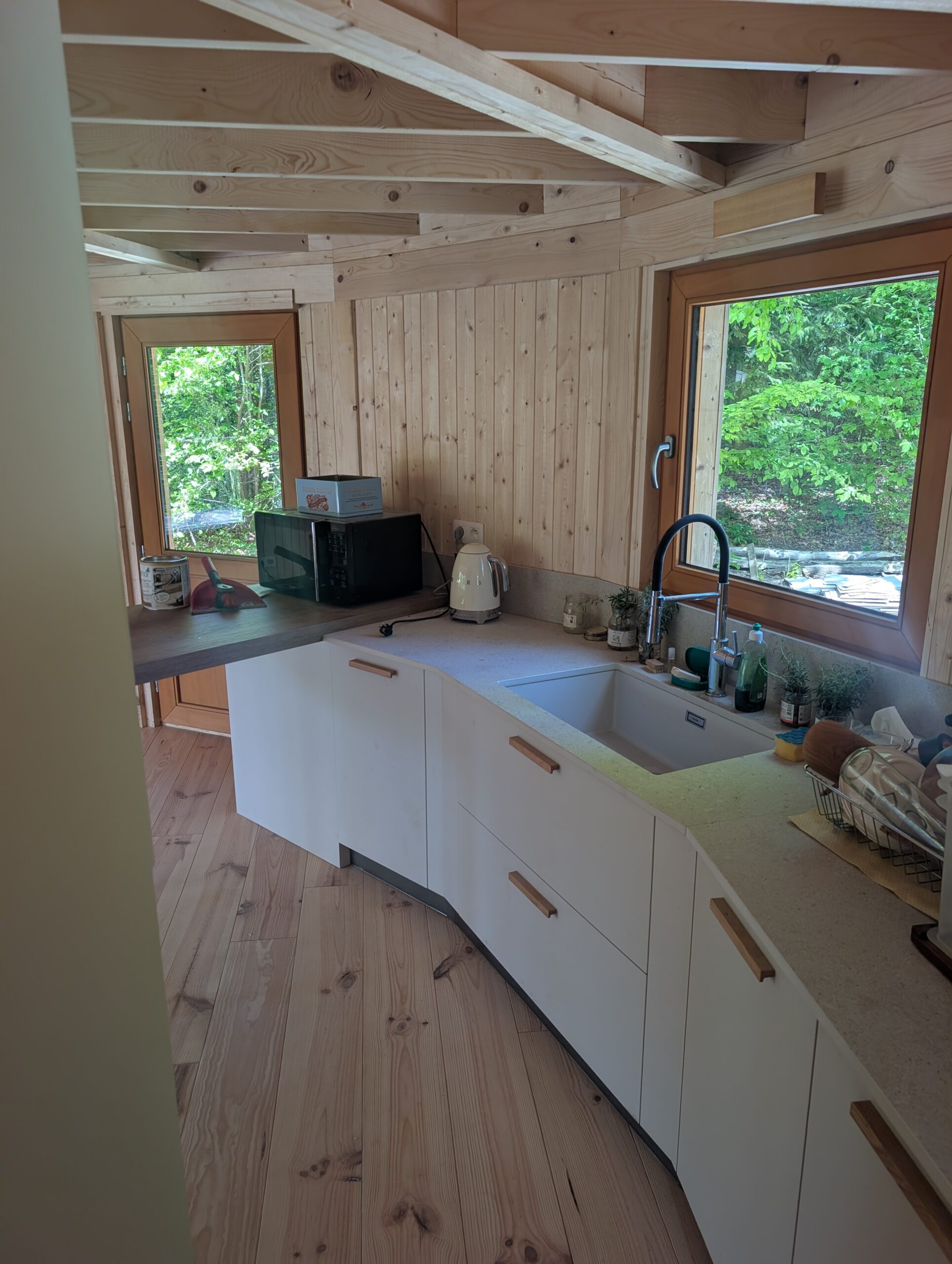 Intérieur d'une Yurtagone BeYurt aménagée